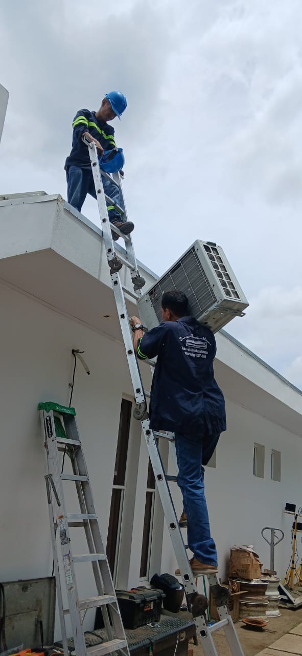 Subida de unidad condensadora con escalera al techo