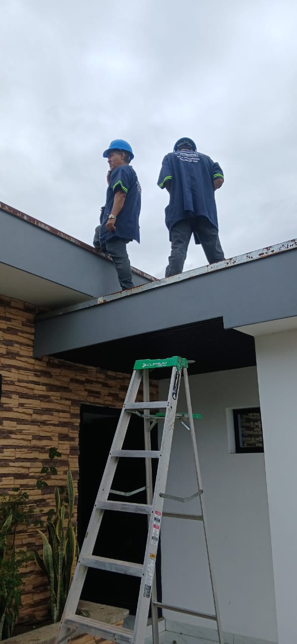 Cuadrilla de técnicos trabajando en instalación en techo