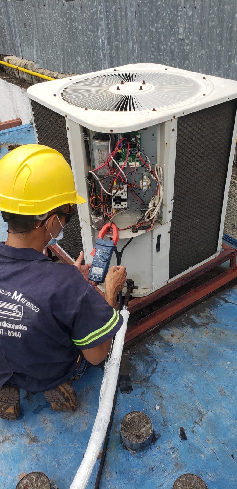 Revisión eléctrica con amperímetro en aire acondicionado central