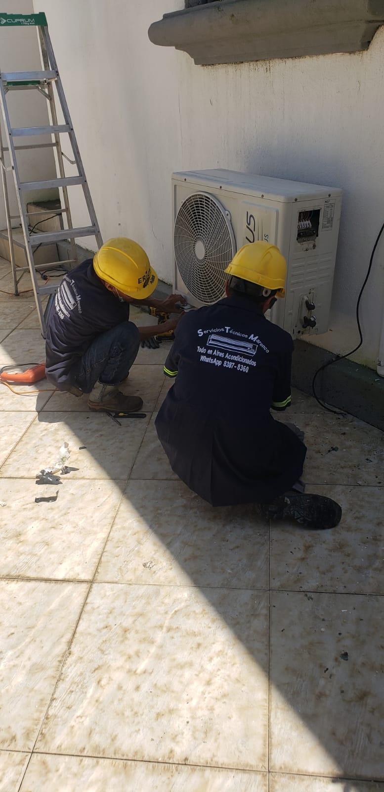 Equipo de Servicios Técnicos Marenco instalando unidad condensadora