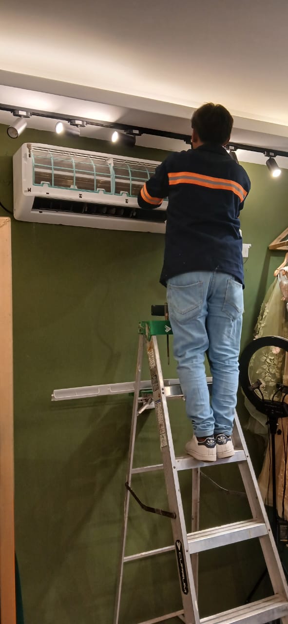 Instalación de mini split en interior de local comercial