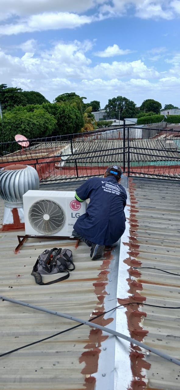 Instalación de condensadora LG en techo en Managua